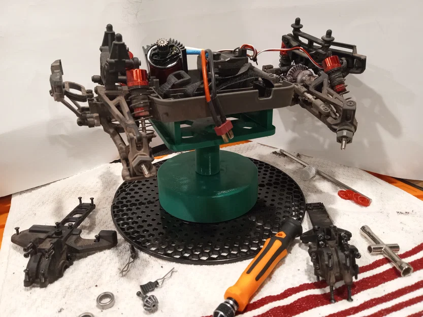 Giá Đỡ Xe RC Xoay Được Tận Dụng Từ Cuộn Prusament - Image 1