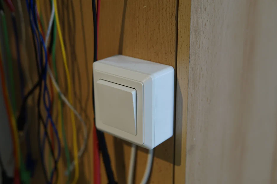 Hộp bảo vệ công tắc điện âm tường tiện dụng (Light switch housing) - Image 1