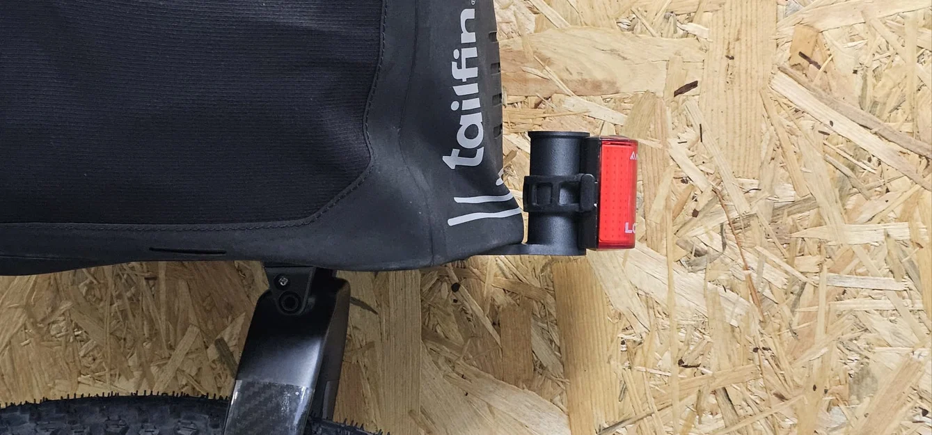 Ngàm gắn đèn hậu cho baga Tailfin 2025+ - Image 1