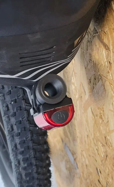 Ngàm gắn đèn hậu cho baga Tailfin 2025+ - Image 2