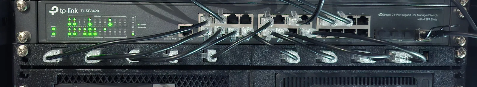 Patch panel 0.5U 19 inch cho tủ Rack - Giải pháp đi dây mạng gọn gàng - Image 1