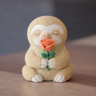 Chú lười đáng yêu cầm hoa hồng