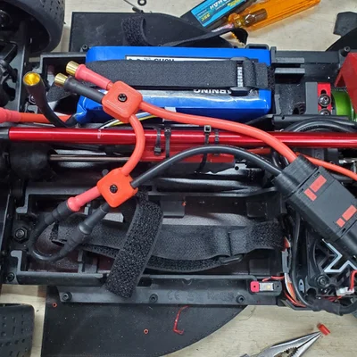 Dụng cụ quản lý dây điện cho xe RC