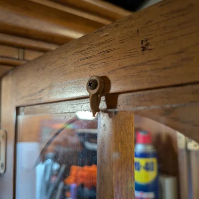 Kẹp giữ tấm kính (glass panel retainer clip)