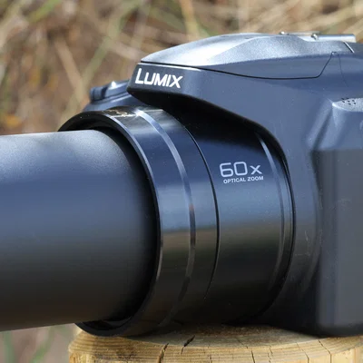 Ngàm gắn tripod lệch tâm cho Lumix FZ82D giúp thay pin dễ dàng