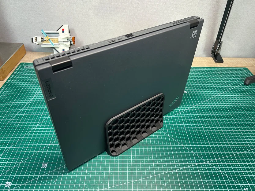 Giá đỡ laptop ThinkPad P16v Gen 2 thiết kế dạng tổ ong gọn nhẹ - Image 2
