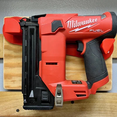 Giá treo súng bắn đinh Milwaukee M12
