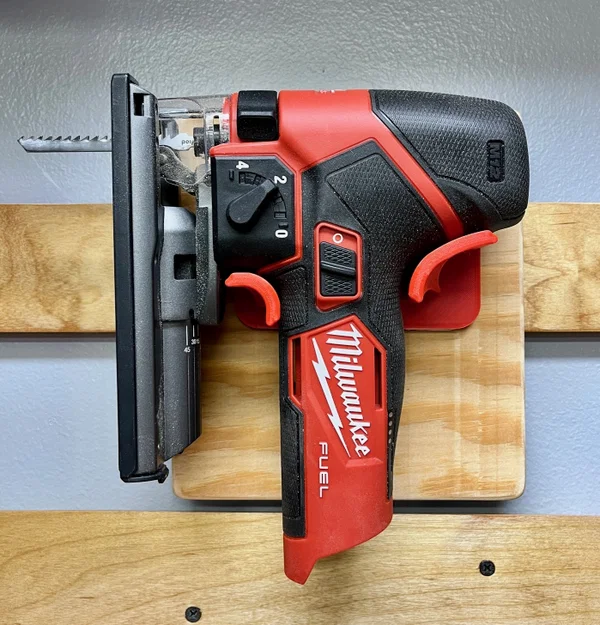 Giá treo máy cưa lọng Milwaukee M12 - Image 1