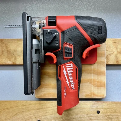 Giá treo máy cưa lọng Milwaukee M12