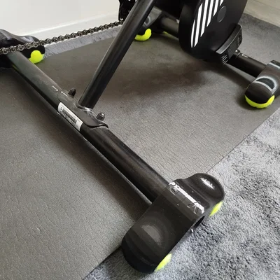 Chân đế Rocker Plate sử dụng bóng Tennis cho máy tập Van Rysel D100