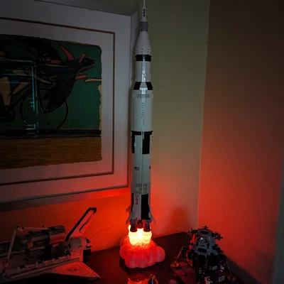 Đế trưng bày hiệu ứng lửa cho mô hình tên lửa Lego Saturn V