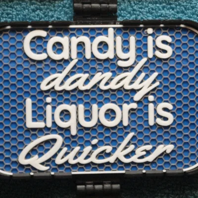 Bảng hiệu "Candy is Dandy"