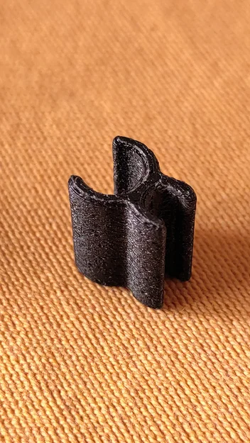 Kẹp giữ jack adapter và dây cáp tai nghe - Image 1