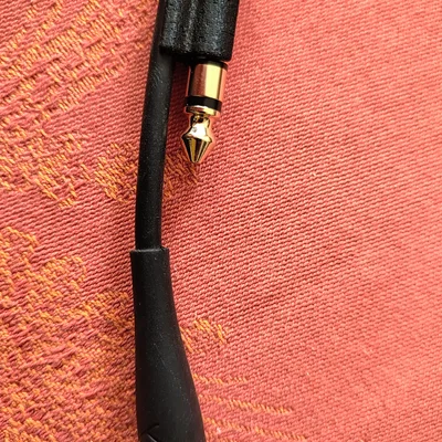 Kẹp giữ jack adapter và dây cáp tai nghe