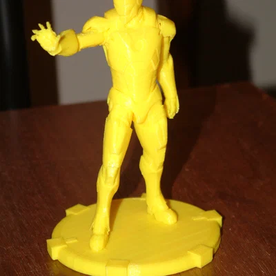 Mô hình Iron Man đang khai hỏa