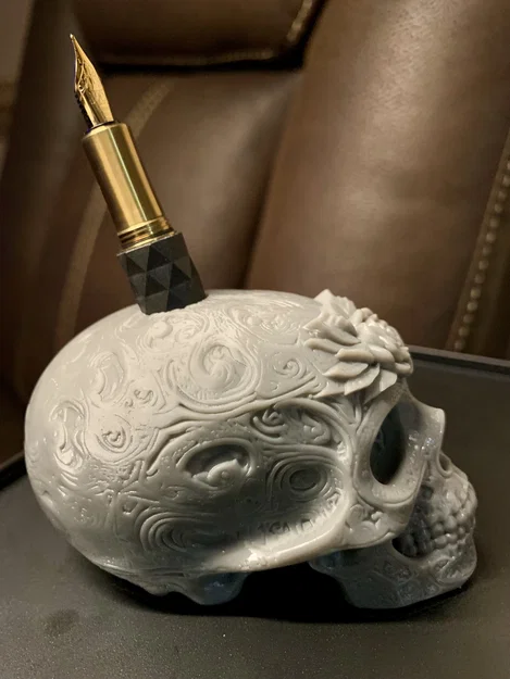 Ống cắm bút hình đầu lâu pha lê (Crystal Skull) - Image 1