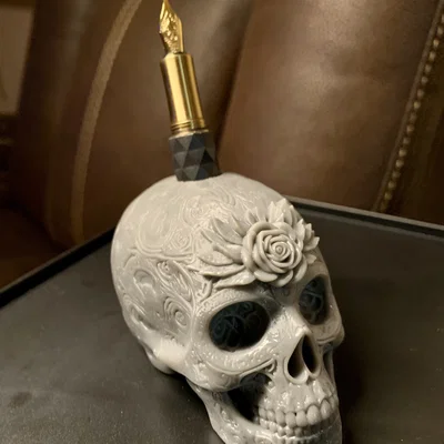 Ống cắm bút hình đầu lâu pha lê (Crystal Skull)