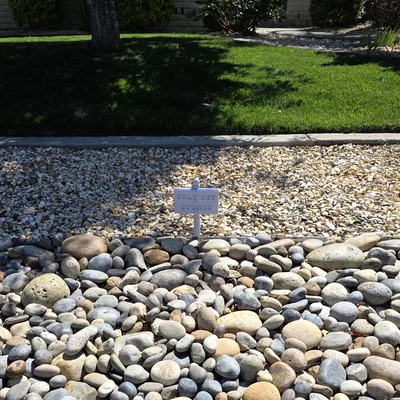 Bảng cảnh báo 'Không giẫm lên đá' giả lập đá Marble