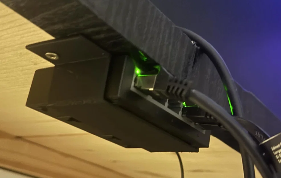 Giá treo TP-Link LS1005G gắn gầm bàn gọn gàng (3D Print) - Image 1