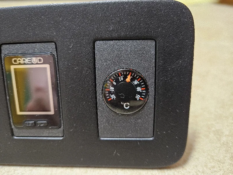 Giá đỡ nhiệt kế gắn bảng điều khiển xe Toyota chuyên dụng - Image 1