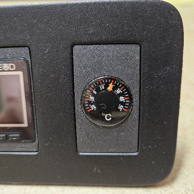 Giá đỡ nhiệt kế gắn bảng điều khiển xe Toyota chuyên dụng