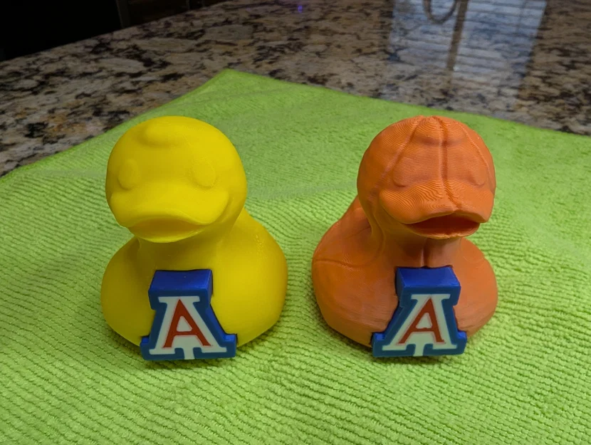 Mô hình chú vịt bóng rổ UofA Madness Duck độc lạ - Image 1