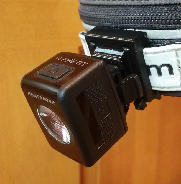 Ngàm gắn đèn hậu Bontrager Flare lên túi yên xe đạp - Image 1