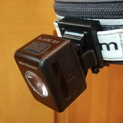 Ngàm gắn đèn hậu Bontrager Flare lên túi yên xe đạp
