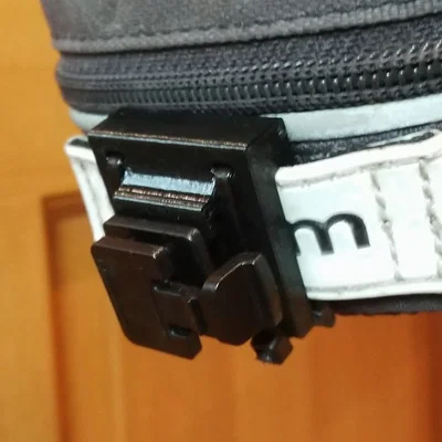 Ngàm gắn đèn hậu Bontrager Flare lên túi yên xe đạp