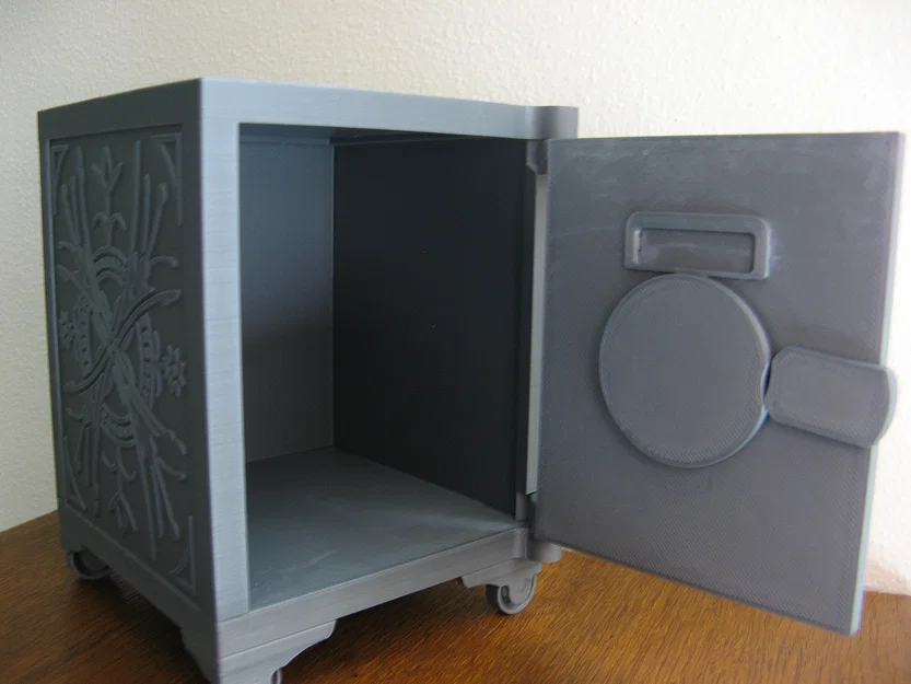 Két Sắt Đồ Chơi Mini Với Họa Tiết Trang Trí Tinh Xảo - Image 4