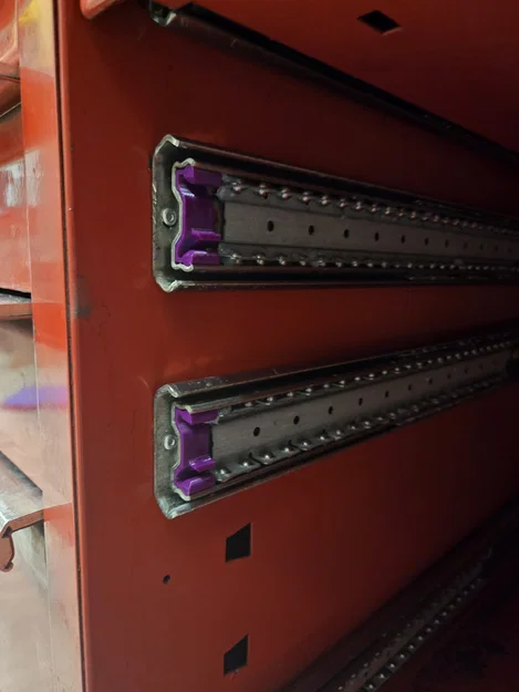 Miếng dẫn hướng ray trượt Accuride cho tủ dụng cụ Matco MB8535 - Image 1