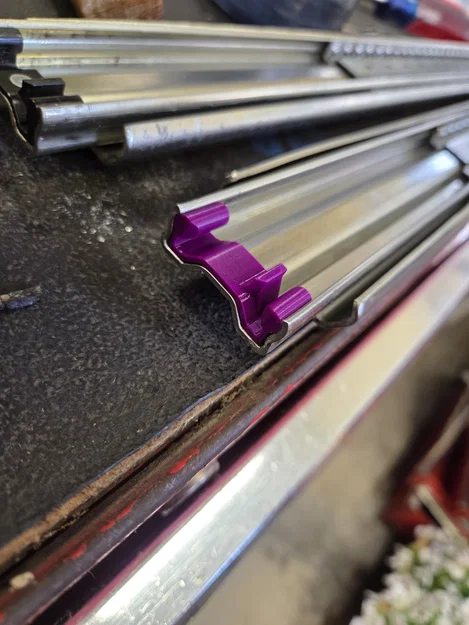 Miếng dẫn hướng ray trượt Accuride cho tủ dụng cụ Matco MB8535 - Image 3