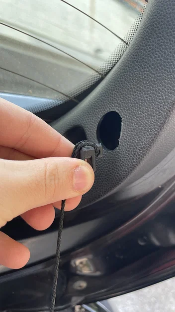 Miếng nhựa sửa móc treo tấm chắn cốp sau cho xe Ford Fiesta - Image 2