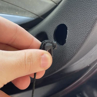 Miếng nhựa sửa móc treo tấm chắn cốp sau cho xe Ford Fiesta