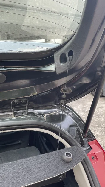Miếng nhựa sửa móc treo tấm chắn cốp sau cho xe Ford Fiesta - Image 3