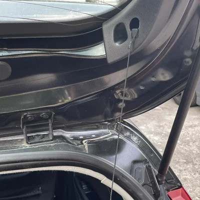 Miếng nhựa sửa móc treo tấm chắn cốp sau cho xe Ford Fiesta