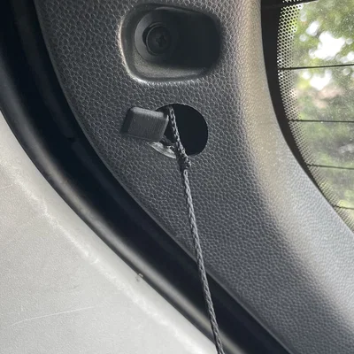 Miếng nhựa sửa móc treo tấm chắn cốp sau cho xe Ford Fiesta