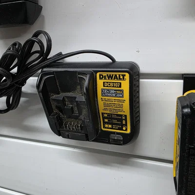 Giá đỡ sạc Dewalt DCB107 cho tường Proslat