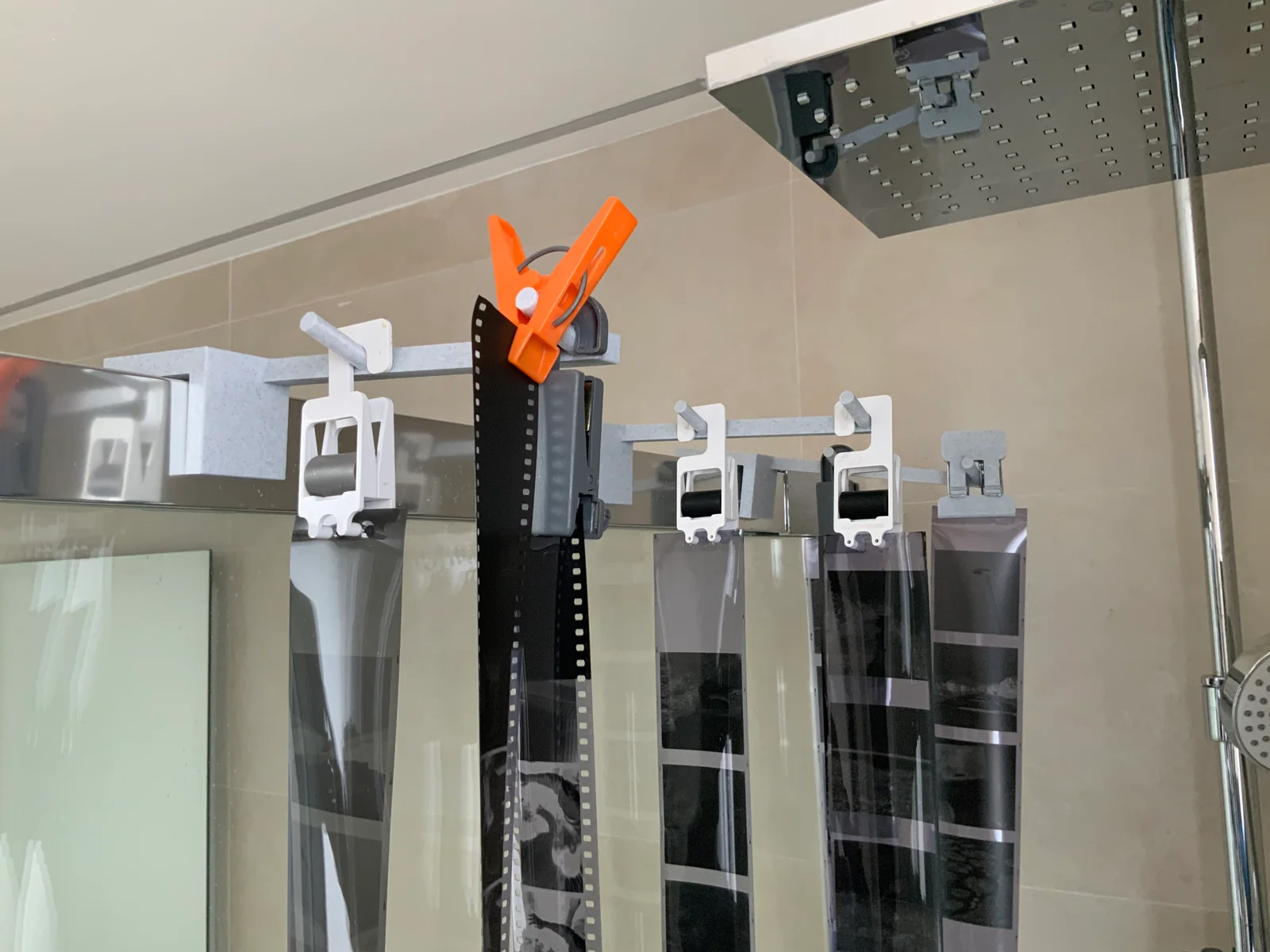 Giá treo film 35mm và 120 tự chế cho phòng tắm (3D Printed) 1