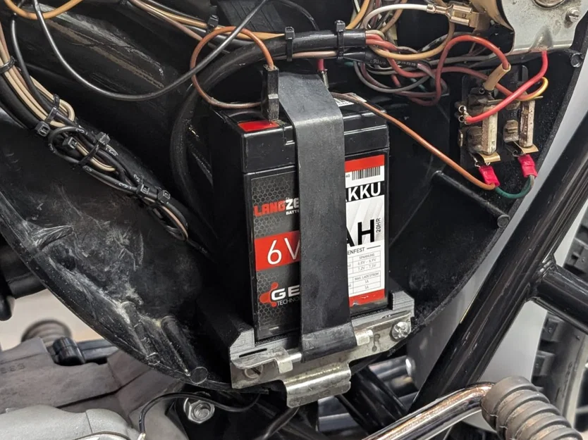 Giá đỡ bình ắc quy Simson S51 tích hợp ngàm giữ AirTag - Image 2