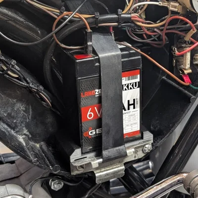 Giá đỡ bình ắc quy Simson S51 tích hợp ngàm giữ AirTag