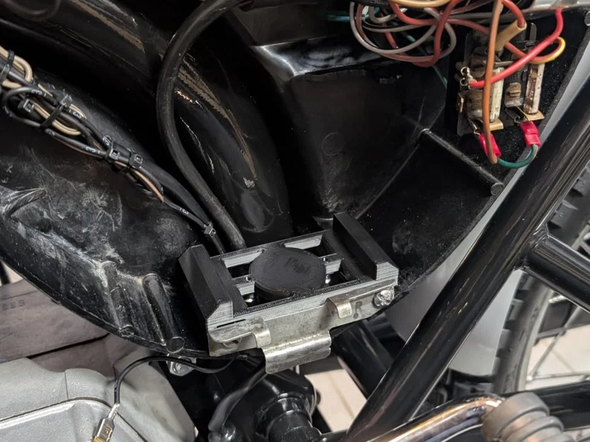 Giá đỡ bình ắc quy Simson S51 tích hợp ngàm giữ AirTag - Image 5