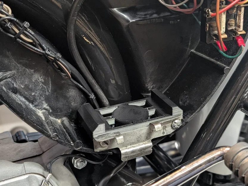 Giá đỡ bình ắc quy Simson S51 tích hợp ngàm giữ AirTag - Image 6