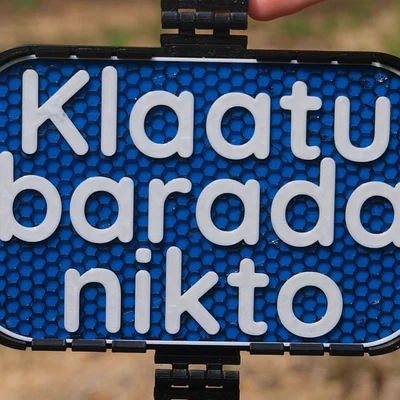 Bảng hiệu "Klaatu Barada Nikto"