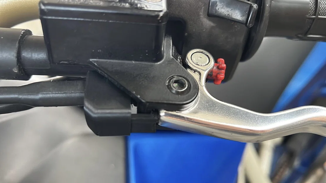 Cục chặn an toàn tay côn KTM 690 Supermoto – Ngăn chặn bung chốt đẩy - Image 1