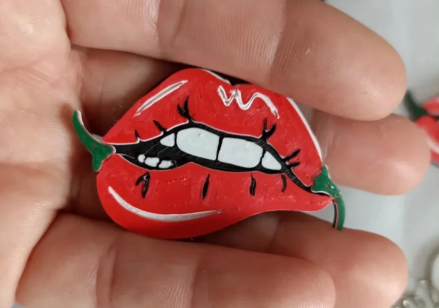 Móc khóa hình đôi môi cay (llavero de labio picante) độc đáo - Image 1