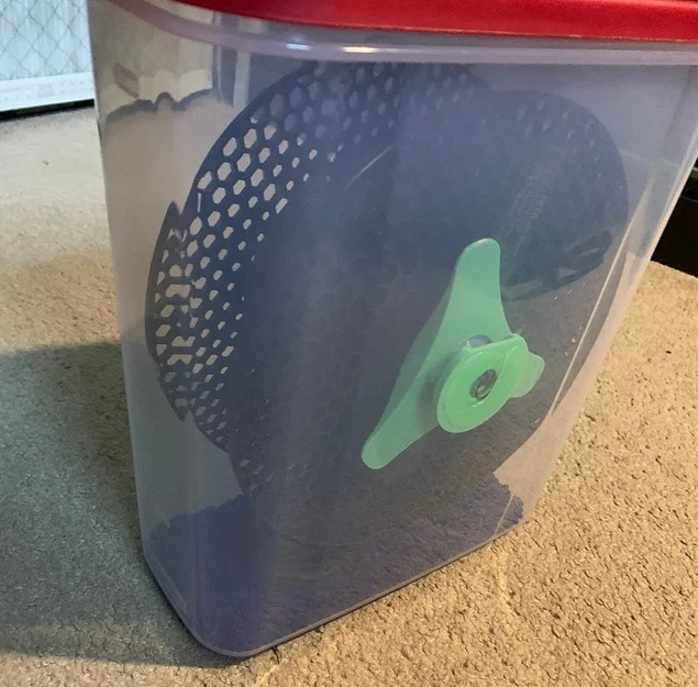 Giá Đỡ Cuộn Nhựa Cho Hộp Chống Ẩm Rubbermaid 21 Cup - Image 1