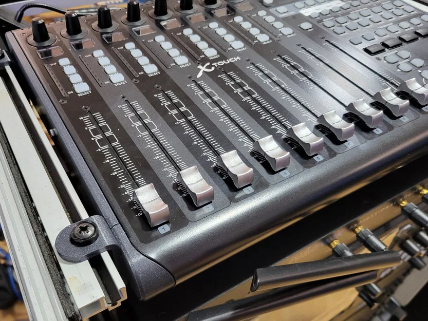 Ốp bên và bát gắn tủ Rack 19 inch cho Behringer X-Touch - Image 1