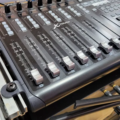 Ốp bên và bát gắn tủ Rack 19 inch cho Behringer X-Touch