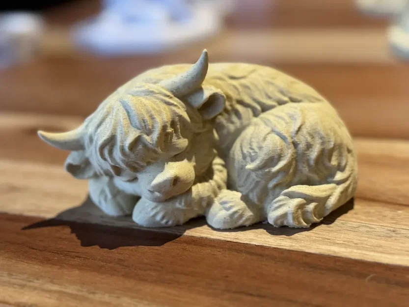 Mô hình bò Highland con – Tư thế nằm ngủ ấm áp - Image 2